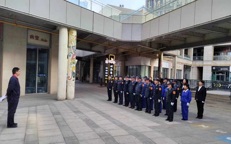 學軍人風采  強自身素質
