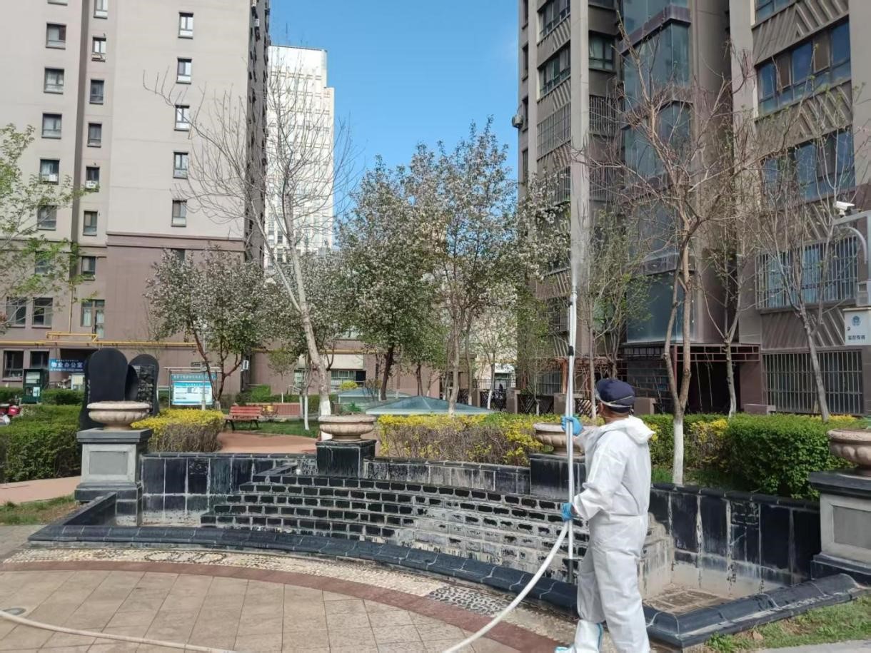 碧水錦苑小區(qū)開展樹木噴藥工作，守護綠化環(huán)境