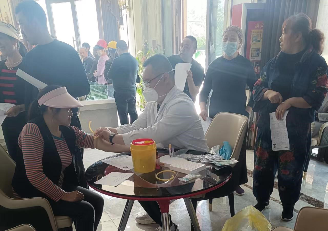健康體檢進小區(qū)  便民服務暖人心